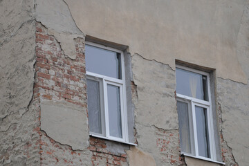 Fototapeta na wymiar old windows in the old building