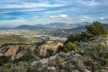 Alcoy y al fondo sistema montañoso de la provincia de Alicante