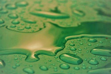 Wassertropfenmuster auf grüner Folie 