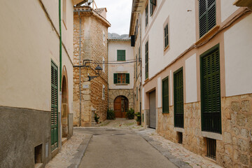 Fototapeta na wymiar empty historic streets of Soller, the famous city of Mallorca island (Spain) 