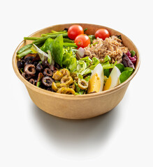 Ensalada de atún, lechuga, huevo, cebolla y tomates cherries sobre fondo blanco, take away. Tuna salad, lettuce, egg, onion and cherry tomatoes on a white background, take away.