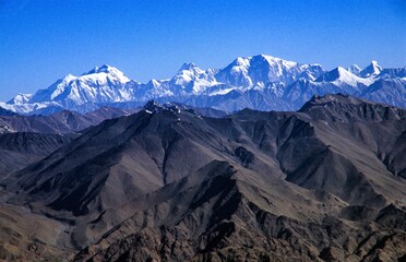 Blick vom 6123 Meter hohen Gipfel des Stok Kangri in Ladakh auf die hohen , schneebedeckten und vergletscherten Siebentausender des Himalaya