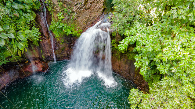 Une cascade  tropicale en Guadeloupe au milieu d' une v&eacute;g&eacute;tation luxuriante