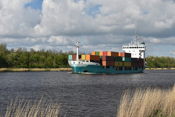Containerschiff fährt im Nord-Ostsee-Kanal 