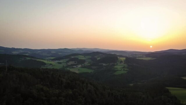 Filmmaterial einer Drohne eines Sonnenuntergang im Sommer im Bayerischen Wald bei Grafenau am Berg Hohen Sachsen mit Landschaft, Deutschland