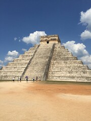 Fototapeta na wymiar Famous Mexican Pyramid In Chichén-Itzá, Yucatan, Mexico beautiful sky taken on an iphone