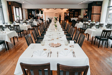 Tischdekoration für die Hochzeit
