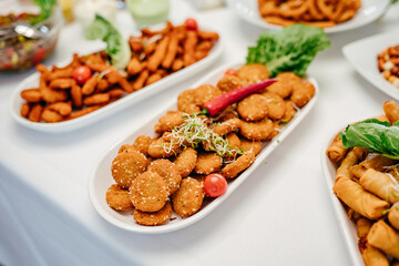 Eine Platte mit Essen bei einem Buffet