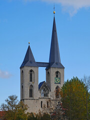 Fototapeta na wymiar Die Türme der Marktkirche St. Martini in Halberstadt, Sachsen-Anhalt, Deutschland 