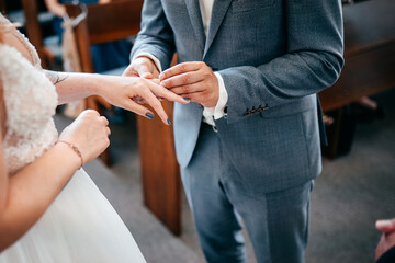Fototapeta premium Ringtausch eines Brautpaares in der Kirche