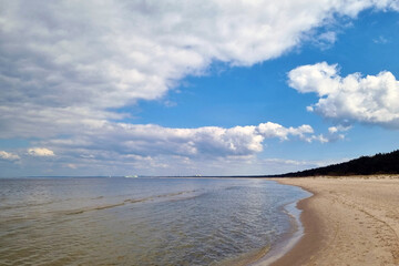 Obraz premium The Baltic Sea coast on a sunny day. Rest on the sea.
