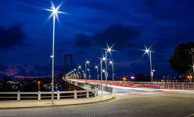 trafego de carros a noite na ponte Hercílio luz de Florianopolis Santa Catarina Brasil Florianópolis