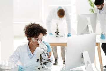 Obraz premium scientists are conducting research in a medical laboratory .