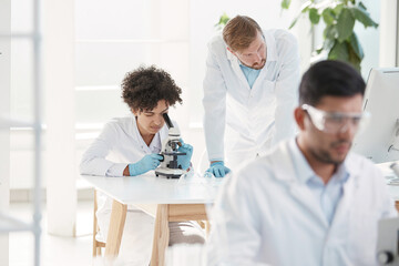 Obraz premium scientist and his colleagues work in a medical laboratory.