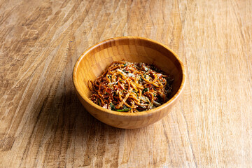 Noodless, piatto bamboo, pasta lunga, pasta, thailandesi, giapponesi, giappone, menu thai, spaghetti saltati, spaghetti, verdure, salsa di soia, soia, Carote, Cavolo cinese, Cavolo, Germogli, soia, Ze