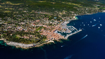 Photo aérienne prise en hélicoptère du célèbre village de Saint-Tropez dans le Var