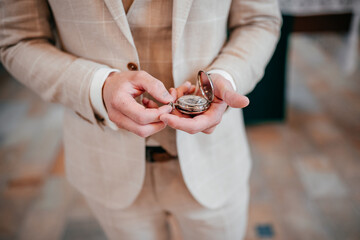 Ein Mann schaut auf eine Taschenuhr