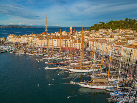 Le port du c&eacute;l&egrave;bre village de Saint-Tropez durant les Voiles de Saint-Tropez 2022