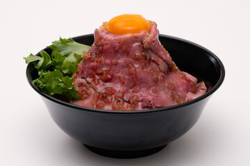 卵黄の載ったローストビーフ丼2