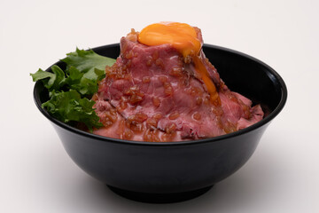 卵黄の載ったローストビーフ丼3