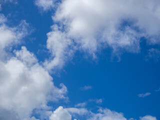 magnifique ciel bleu avec des nuages blancs