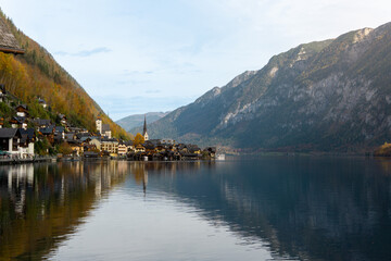 Fototapeta na wymiar Hallstatt in autunno, bellissimo villaggio sulla sponda del lago di Hallstatt, Austria