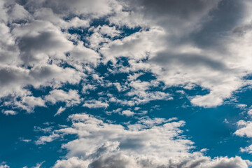 Obraz premium High-definition clouds on clear blue dramatic sky before the rain