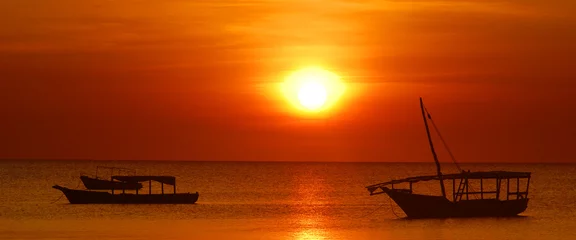 Foto auf Acrylglas Nungwi Strand, Tansania Sonnenuntergang, aufgenommen im Dorf Nungwi, Insel Sansibar, Tansania Nungwi. Nungwi ist traditionell das Zentrum der Dau-Bauindustrie Sansibars.