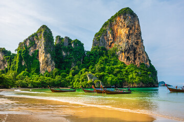 Obraz premium Railay sunset beach at sunrise Krabi sea Thailand.