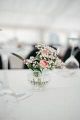 Blumendekoration für eine Feier