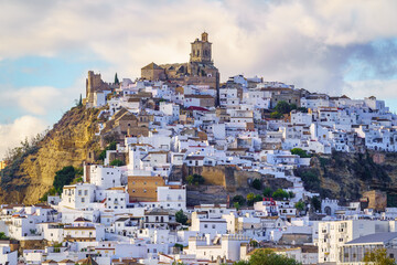 Panoramic of Arcos de la Frontera, white town built on a rock along Guadalete river, in the province of Cadiz, Spain - obrazy, fototapety, plakaty