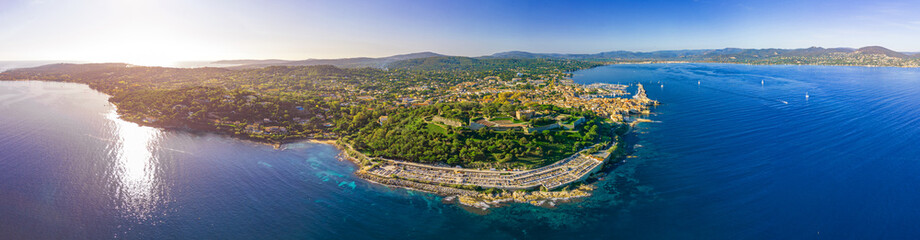 Une photo incroyable panoramique du mythique village de Saint-Tropez