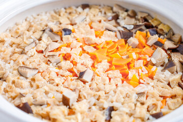 土鍋で炊いた炊き込みご飯　ナチュラルなイメージ