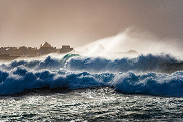 stürmisches, tosendes, aufgewühltes Meer mit hohen Wellen und Gischt in den Klippen an der Pointe de la Torche, Frankreich, Bretagne, Finistère © JM Soedher