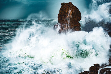 explosionsartiger Wellenbrecher an Felsen; stürmisches, tosendes, aufgewühltes Meer mit hohen...