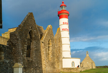 Leuchtturm, Semaphore und die Ruinen des Klosters an der Pointe de Saint Mathieu, Frankreich,...