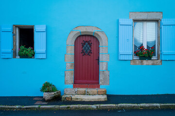 Fototapeta na wymiar F, Bretagne, Finistère, Audierne, Hafenviertel, Hauseingang, Farbe: blau