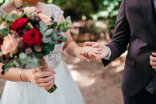braut und Bräutigam halten Händchen