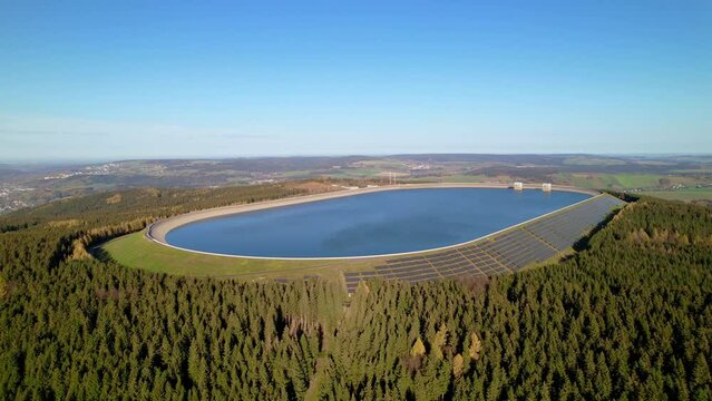 Wasserkraft als erneuerbare Energie, Luftaufnahme vom Oberbecken des Pumpspeicherkraftwerk Markersbach, Sachsen, Deutschland