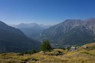 Obraz premium Hiking around Mont Blanc, Alpine landscape