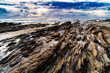 F, Bretagne, Finistère, am Strand von Plozevet, weiter Blick über die Felsfomrationen auf eine...