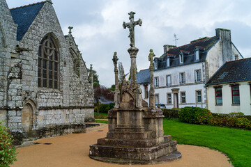Fototapeta na wymiar F, Bretagne, Finistère, Guengat, Kirche St. Fiacre mit Kalvarienberg, Kreuzigungsgruppe