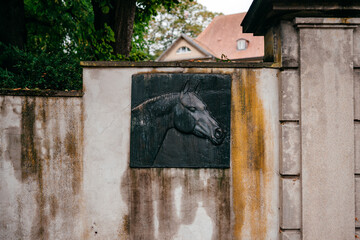 Ein Schild mit einem Pferd vom Rittergut