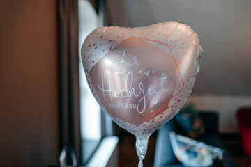 Ein Herz-Luftballon zur Hochzeit