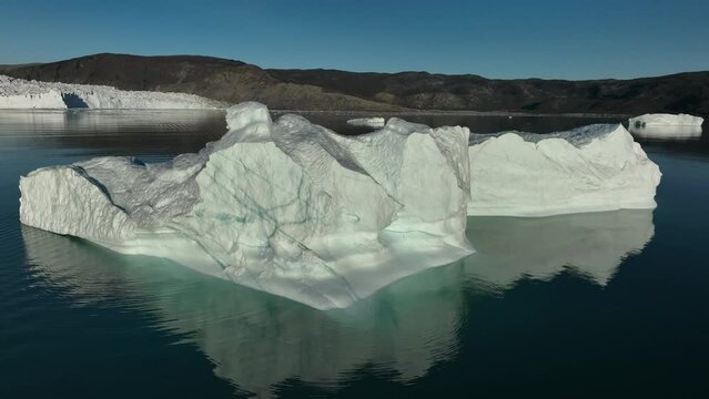 texturas e icebergs del glaciar eqi en groenlandia