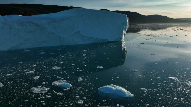 texturas e icebergs del glaciar eqi en groenlandia