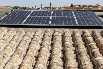 pannelli fotovoltaici in un tetto di una casa  integrati alle tegole originarie della struttura,...