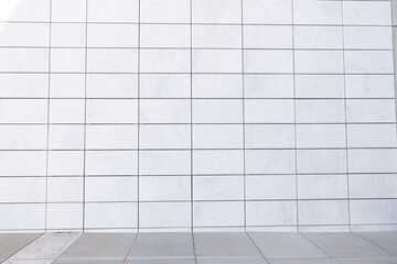 Muro bianco con piastrelle rettangolari - obrazy, fototapety, plakaty