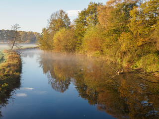 Fototapeta na wymiar Herbstmorgen an einem Fluß im Münsterland
