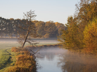 Herbstmorgen an einem Fluß im Münsterland